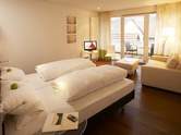 Im Deluxe Doppelzimmer wacht man mit Ausblick durch das große Fenster auf