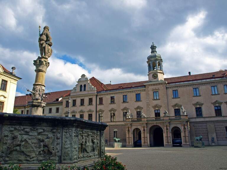 Ein großes Gebäude mit Statuen davor im Herzen von Regensburg.