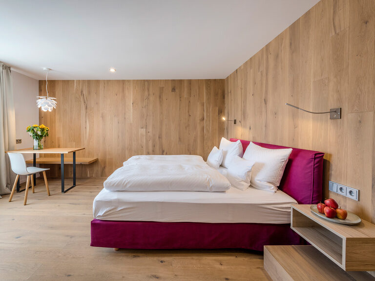 Das Superior Zimmer wirkt durch das viele Holz und die farbigen Akzente lebendig.