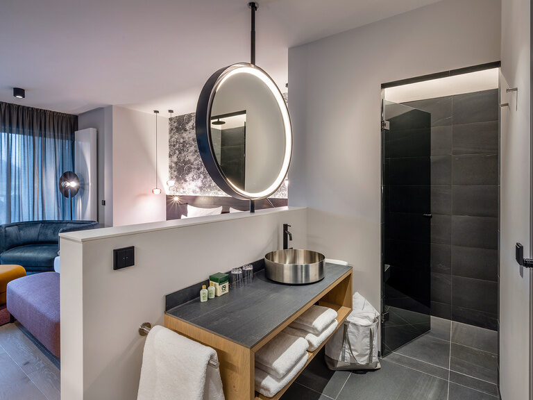 Das moderne offene Badezimmer im Premium Deluxe Zimmer