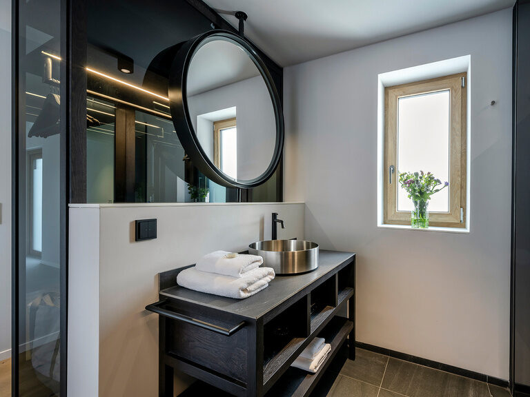 Das moderne Badezimmer der Spa-Suite