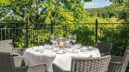 Die Terrasse des Gourmetrestaurants mit Blick über den sommerlichen Oberpfälzer Wald.