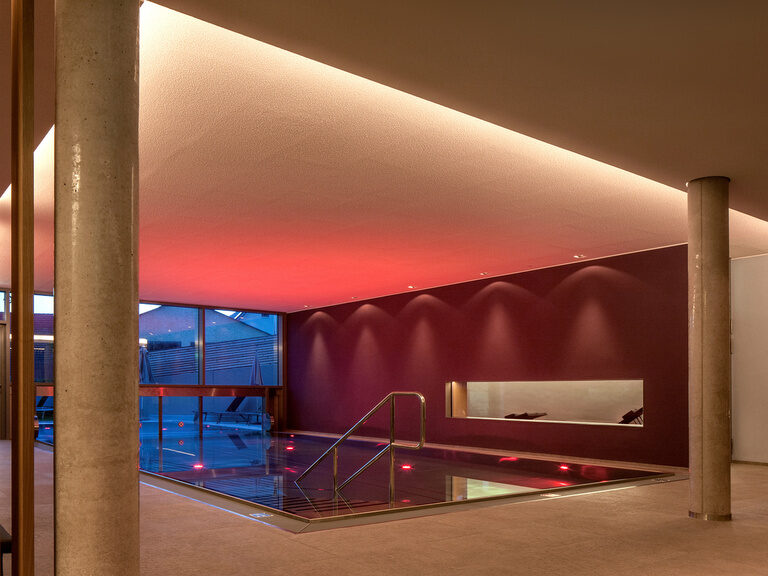 Das Zentrum des Wellnessbereichs bildet der große Innenpool der Hopfentherme im Wellnesshotel in der Oberpfalz