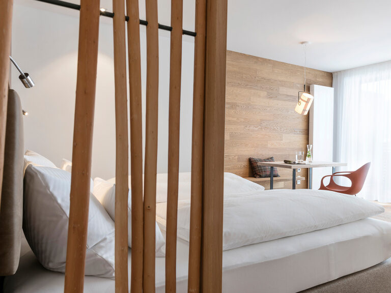 Das Grand-Deluxe Zimmer ist grundlegend mit einem Doppelbett und einem kleinen Tisch, aber auch mit einigen extras, ausgestattet