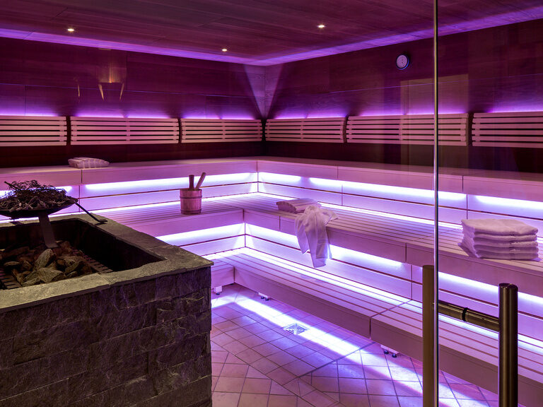 Die modernen Biosauna ist mit LEDs farbenfroh beleuchtet und ein entspanntes Saunaerlebnis im Spa-Urlaub zu gewährleisten