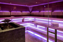 Die modernen Biosauna ist mit LEDs farbenfroh beleuchtet und ein entspanntes Saunaerlebnis im Spa-Urlaub zu gewährleisten