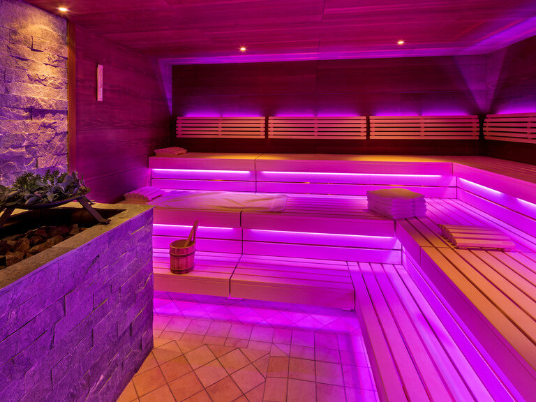 Die Biosauna schafft durch die angenehme LED-Beleuchtung eine entspannende Atmosphäre.