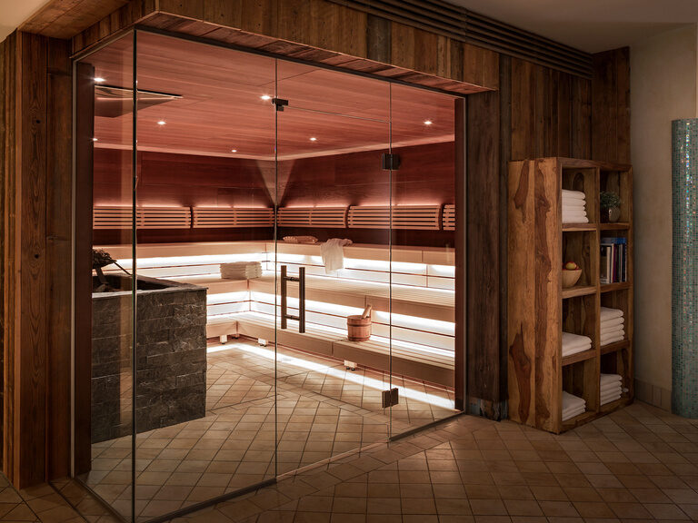 Die Biosauna im Wellnesshotel in der Oberpfalz in weißer Beleuchtung