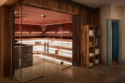 Die Biosauna im Wellnesshotel in der Oberpfalz in weißer Beleuchtung