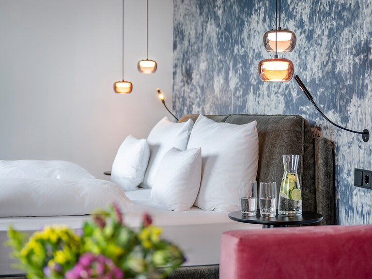 Wohlriechende Blumen stehen in einer Vase in der Spa Suite