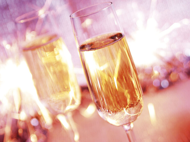 Zwei Champagnergläser sind bereit zum anstossen an Silvester