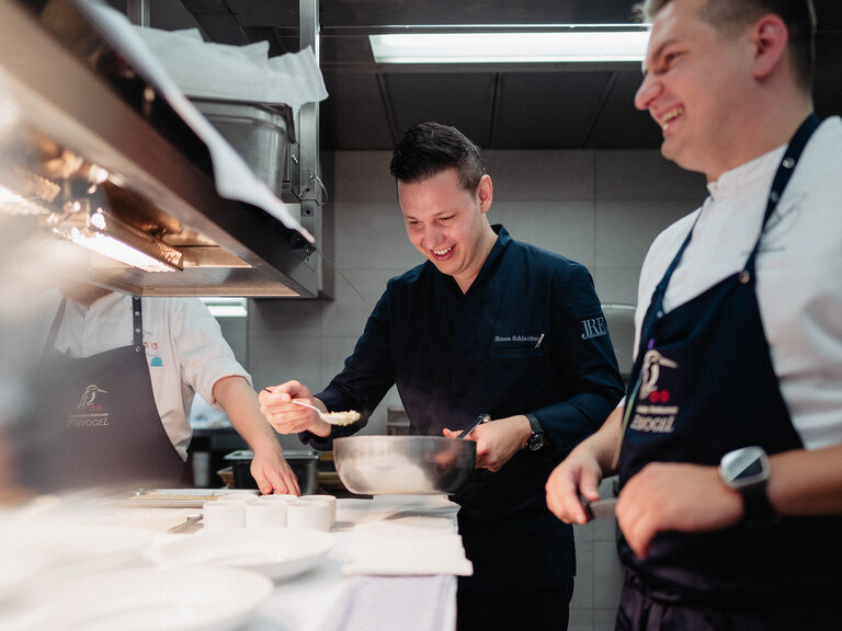 Köche lachen bei der Arbeit