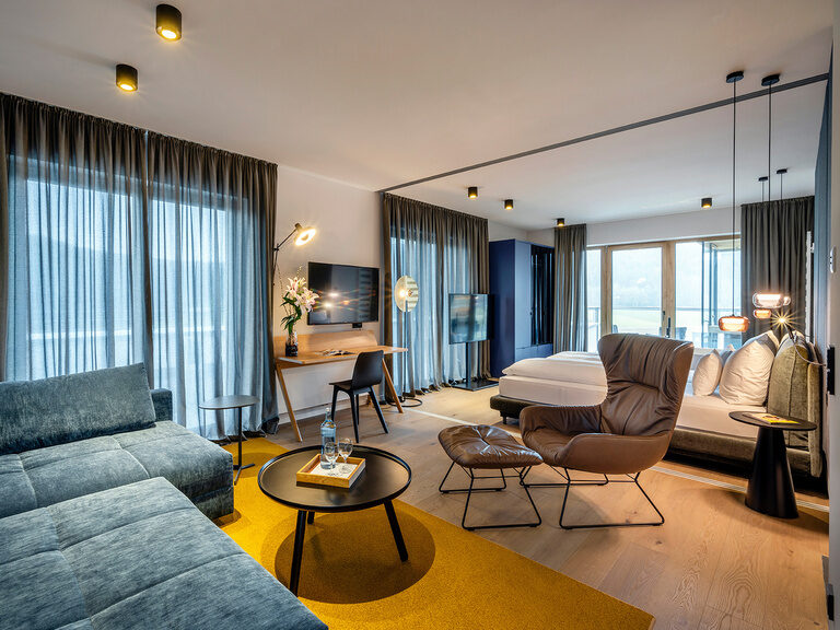 Die luxuriöse Skysuite ist unter anderem mit einer großen Eckcouch und einem Doppelbett ausgestattet.