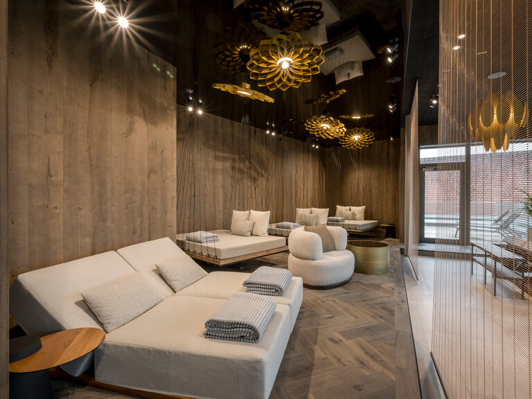 Ein Poolausstieg des Landhotel Weißen Roß vor einer gemütlichen Liegenzeile mit Büschen umsäumt