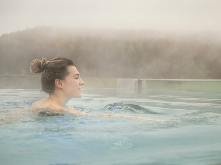 Ein Poolausstieg des Landhotel Weißen Roß vor einer gemütlichen Liegenzeile mit Büschen umsäumt