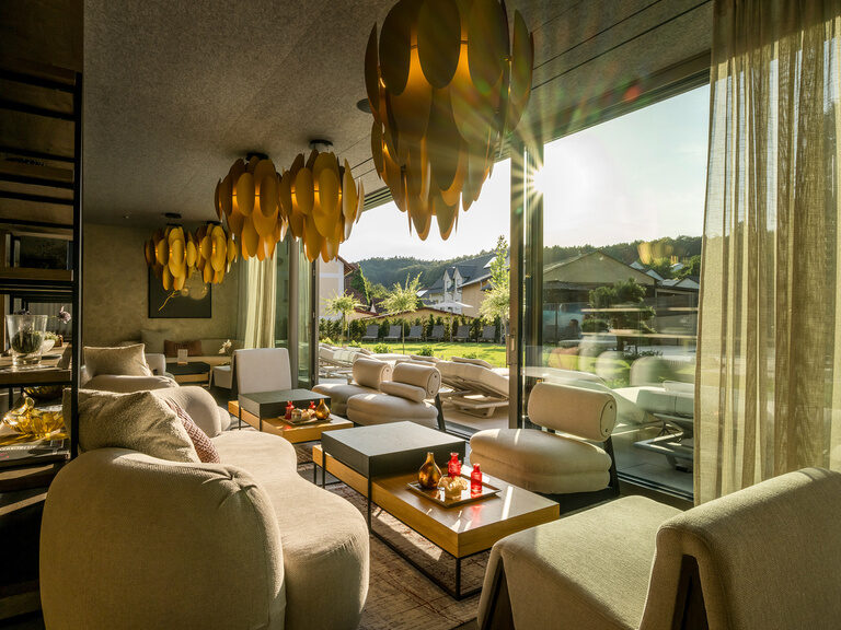 Ein Poolausstieg des Landhotel Weißen Roß vor einer gemütlichen Liegenzeile mit Büschen umsäumt