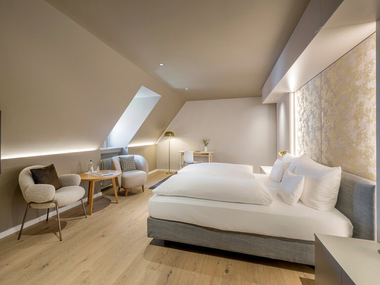 Helle, moderne Deluxe-Zimmer mit hochwertigen Eichenholzböden für Gäste mit Freude an frischem Design.