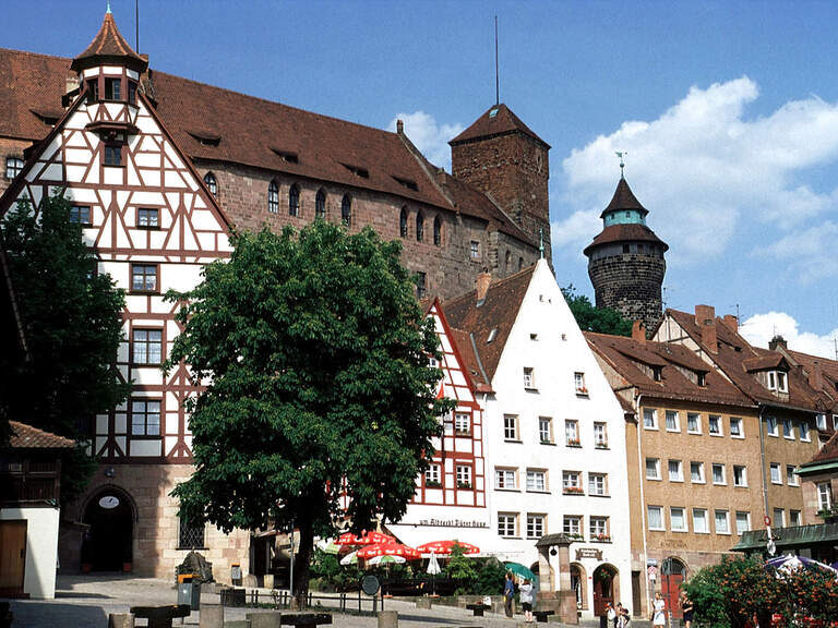 Die Nürnberger Altstadt mit alten Fachwerkgebäuden und einer großen Burgmauer