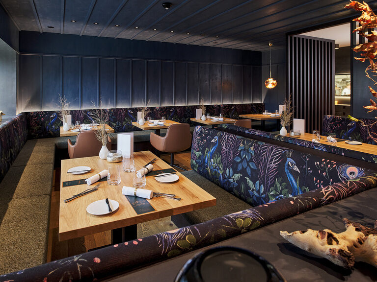 Ein modernes Blumendesign ist auf die Sitzbänke des Pop Up Restaurants Wurzel gestickt
