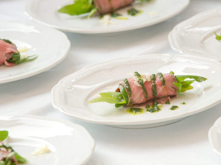 Fleischröllchen warten darauf im Gourmetrestaurant in der Oberpfalz serviert zu werden.