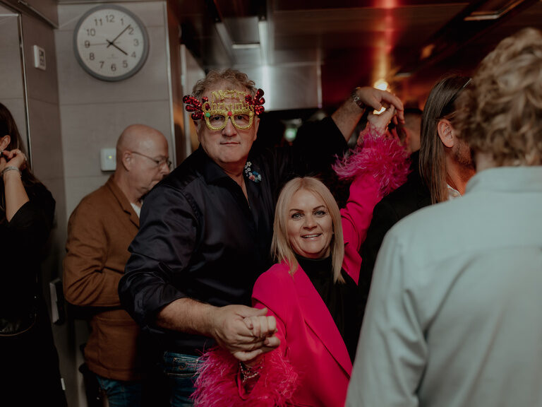 Ein Mann und eine Frau tanzen fröhlich auf der Küchenparty