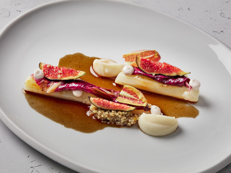 Ein veganes Gericht aus dem Restaurant Wurzel ist perfekt auf einem Teller angerichtet