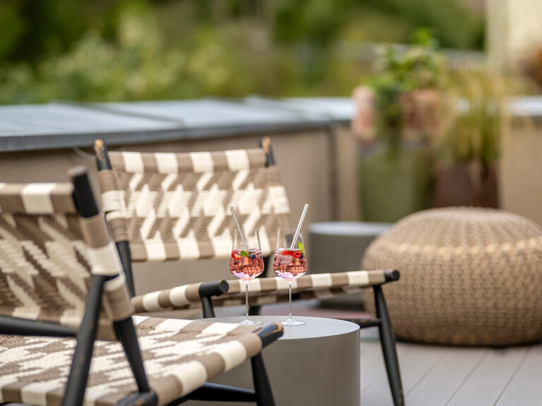 Ein klappbarer Stuhl auf der Poolterrasse mit einem bequemen Kissen.