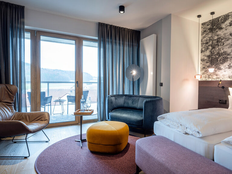 Das Premium Deluxe Zimmer bietet neben einem Doppelbett und Sesseln auch einen großen Balkon