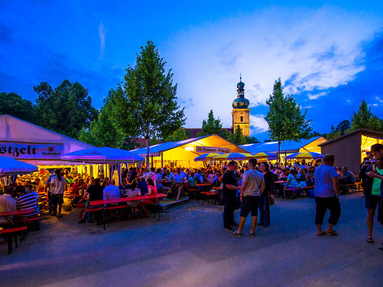 Ein gemütlicher Christkindlmarkt an einem kalten Winterabend in der Nähe des Landhotels