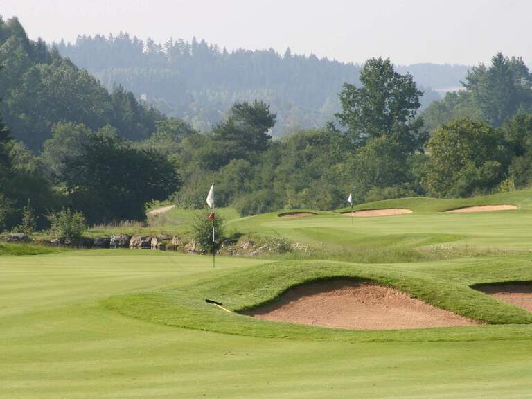 Ein Golfplatz im schönen Oberpfälzer Wald im Sommer