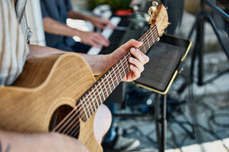 Ein Gitarrenspieler neben seinem Kollegen am Keyboard