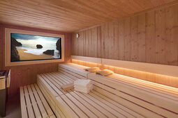 In der Aroma Sauna schafft ein Bildschirm mit passenden Bildern die perfekte Sauna-Atmosphäre.