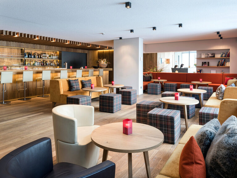 Die Lobby des Wellnesshotels mit einer vollausgestatteten Bar für jedermanns Getränkewunsch