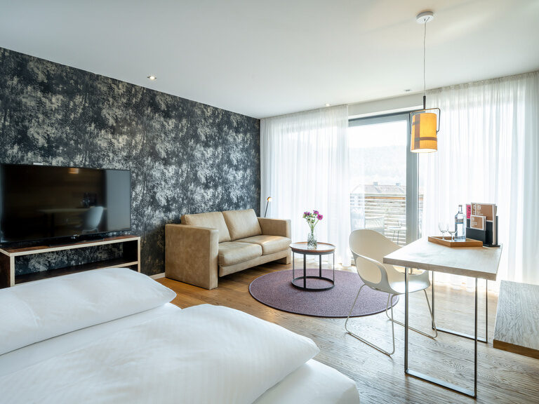 Das große Doppelbett im Grand-Deluxe Zimmer mit Aussicht über den Oberpfälzer Wald.