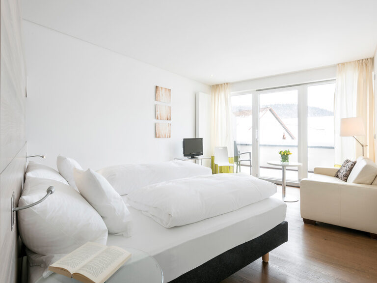 Das Deluxe Doppelzimmer wirkt mit seinen weißen Farbtönen hell und lebendig