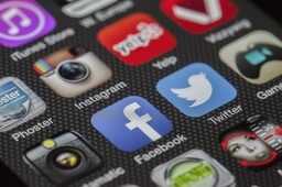 Eine Nahaufnahme eines älteren IPhones mit zahlreichen App-Icons