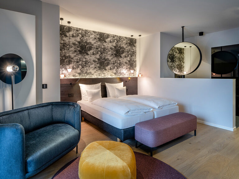 Das Premium Deluxe Zimmer mit einem Spiegel in den Raum gerichtet