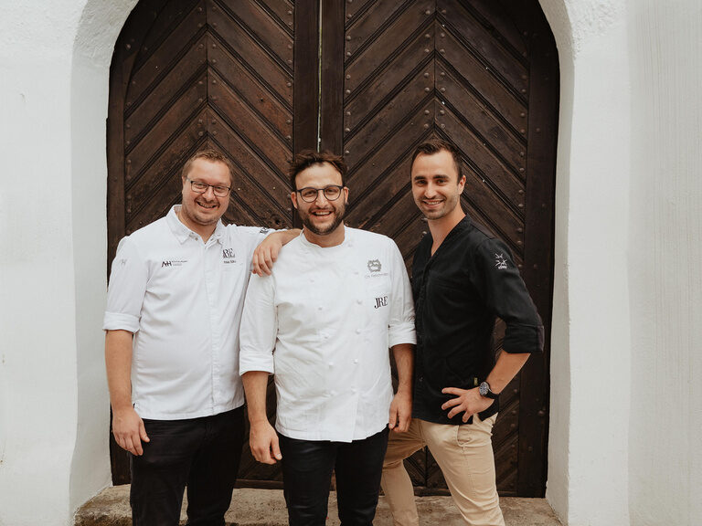 Die drei Köche vom Fleischmann & Friends 2022 vor der Eingangstür