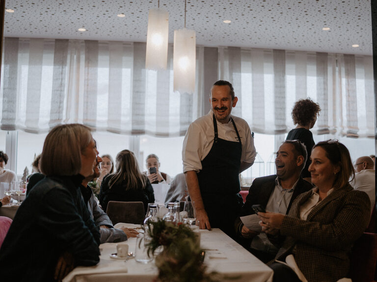 Ein fröhliches Beisammensein bei der Küchenparty in einem eleganten Ambiente.