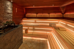 Die modern designte Biosauna schafft eine entspannende Atmosphäre