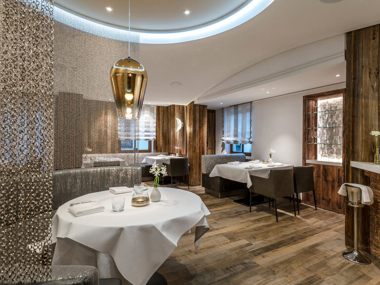 Der Innenraum des modernen Gourmetrestaurants mit Design-Leuchtern