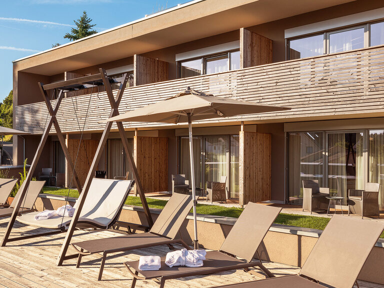 Die Poolterrasse schaft in ihrem karibischen Stil Urlaubsfeeling