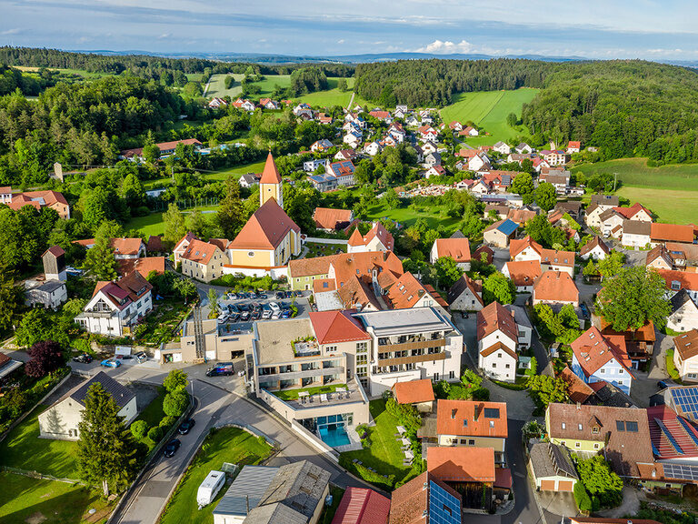 Eine Luftaufnahme zeigt eine kleine Stadt im Oberpfälzer Wald.