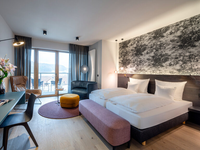 Das weitläufige Premium Deluxe Zimmer mit großem Bett und ausreichend Platz für einen entspannten Urlaub