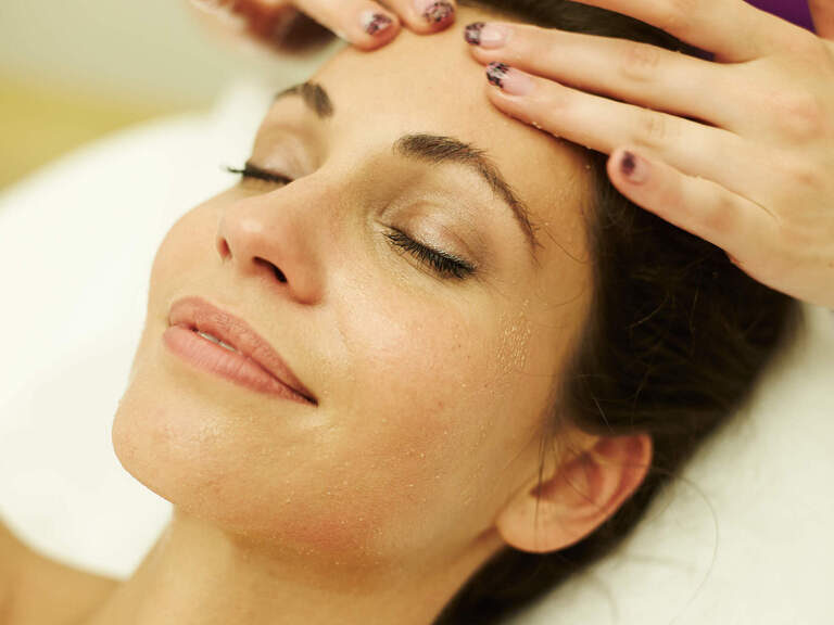 Eine Frau bekommt eine Gesichtsmassage im Wellnesshotel in der Nähe von Nürnberg