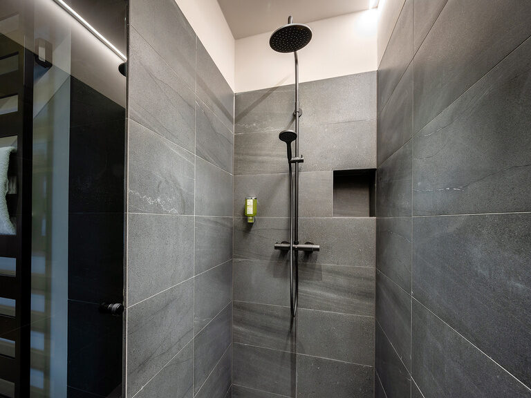Die Dusche im Premium Zimmer ist wie das gesamte Bad im modernen Stil gehalten.