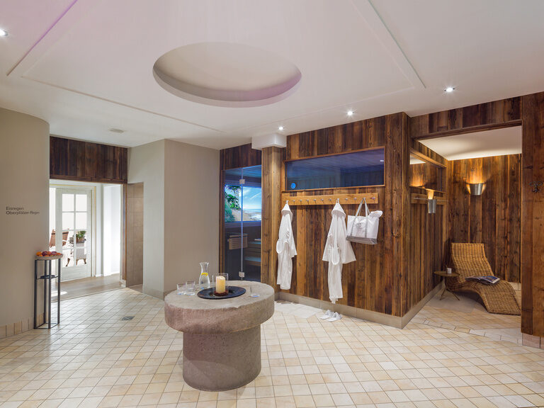 Der Wellnessbereich mit Saunen und einem Brunnen in der Mitte