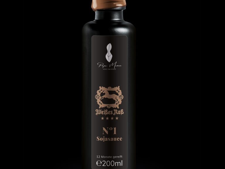 Eine schwarze Ölflasche vor dunklem Hintergrund