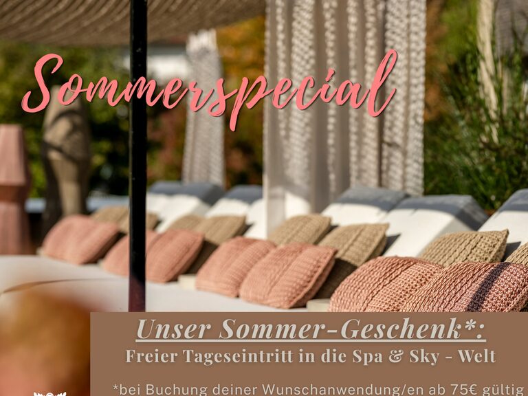 Ein Tisch mit Kissen steht im Schatten eines modernen Canopy-Designs.