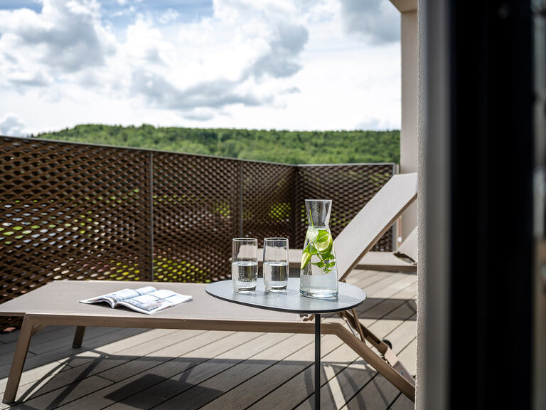 Bei den Liegen auf der Terrasse der Spa Suite stehen Getränke